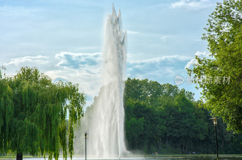 美丽的公园作为休闲区在德国Halle Saale有一个大型喷泉